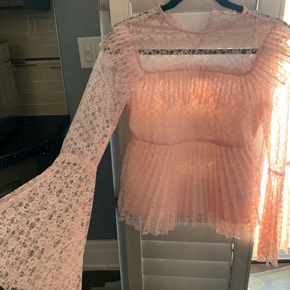 Super cute, soft pink lace top with bell sleeves - Picture 4 of 6